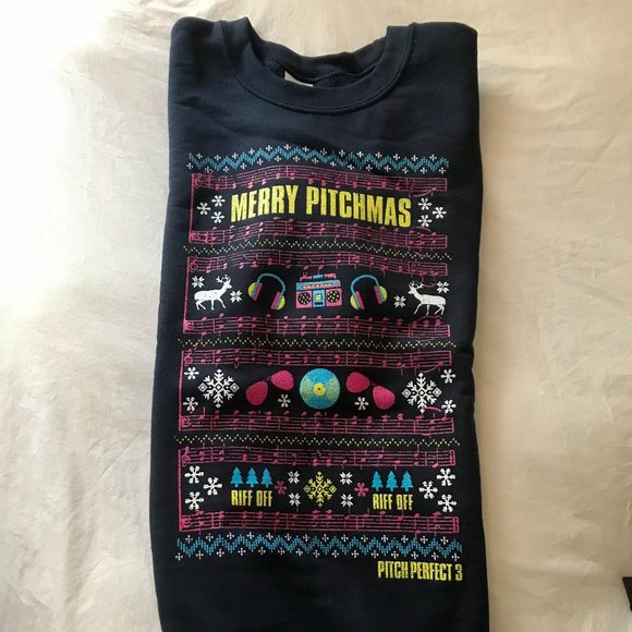 Merry Pitchmas "PITCH PERFECT 3" Exclusive CrewNeck Sweatshirt from press junket - Picture 6 of 6